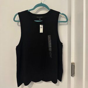 Banana Republic sleeveless sweater with scallop detail - M